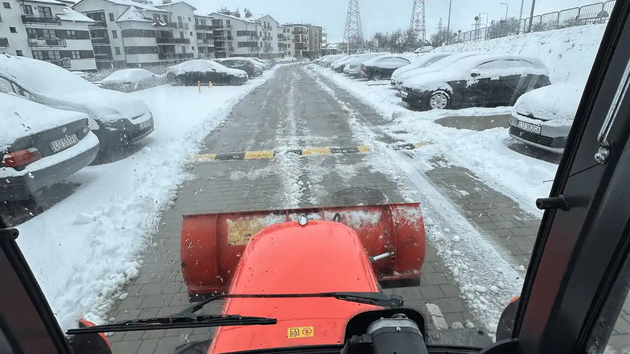 Odśnieżanie osiedla i dróg wewnętrznych – zimowe utrzymanie wspólnoty mieszkaniowej w Lublinie