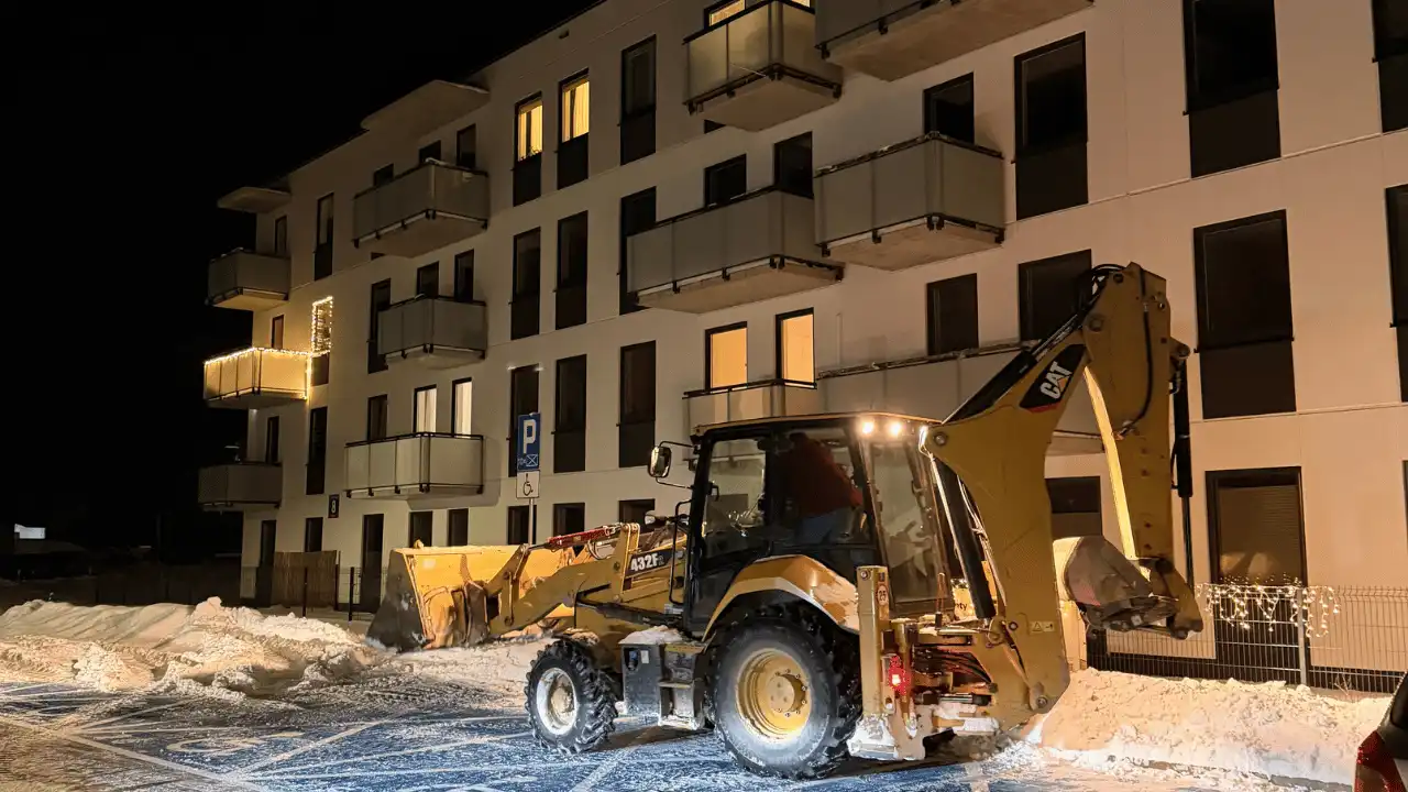 Odśnieżanie osiedla nocą – szybka reakcja i utrzymanie przejezdności po opadach śniegu