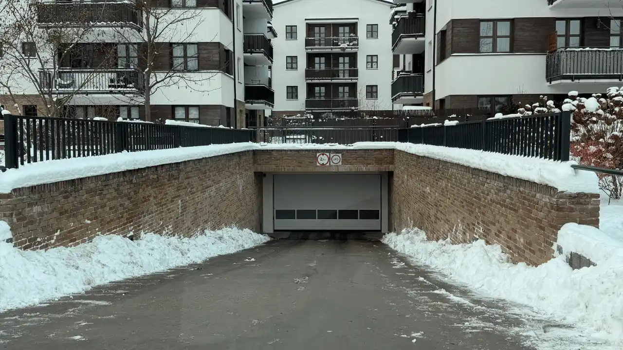 Odśnieżony wjazd do garażu podziemnego – zimowe utrzymanie wspólnoty mieszkaniowej