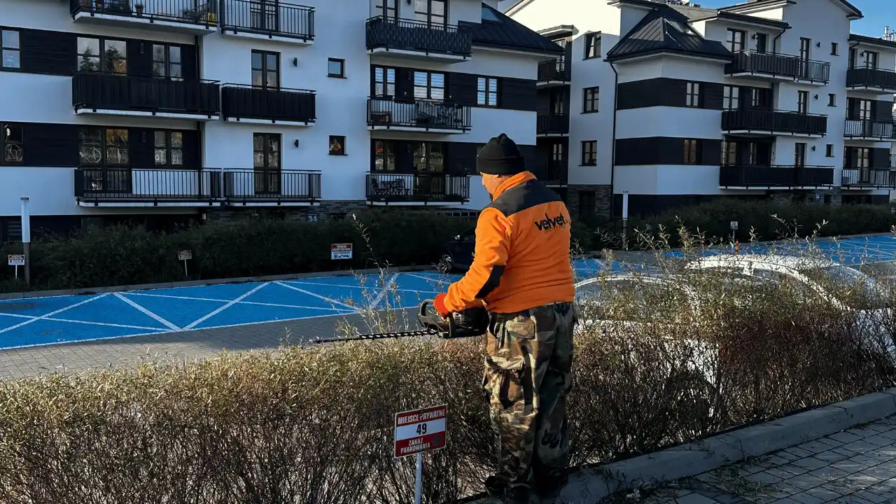 Prace porządkowe na osiedlu – pielęgnacja zieleni i utrzymanie terenów wspólnych przy budynkach wielorodzinnych