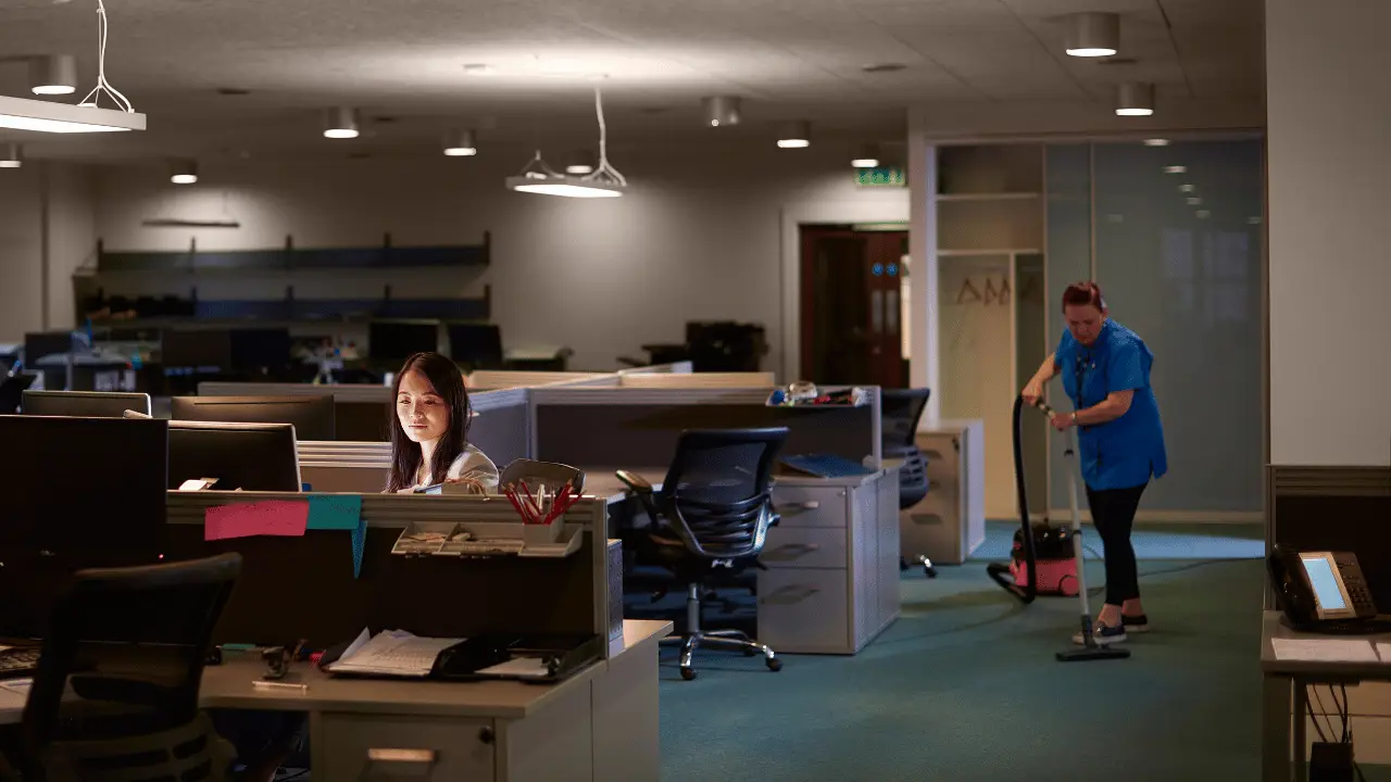 Pracownica Velvet Sprzątanie myje podłogę w korytarzu biurowym, regularne sprzątanie po godzinach