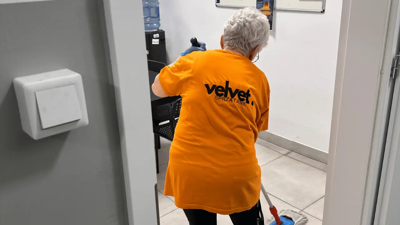 Pracownica Velvet Sprzątanie myje podłogę w korytarzu biurowym w Lublinie