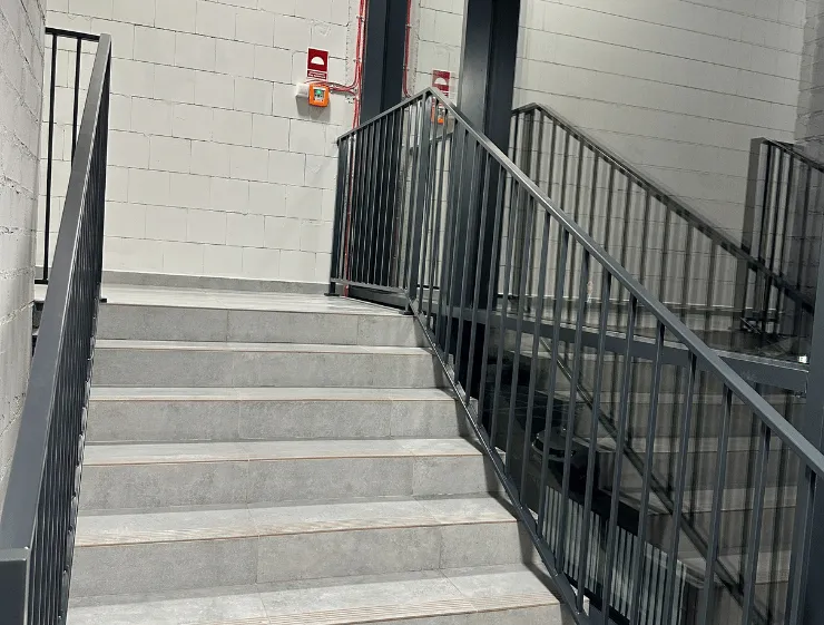 Schody w nowym budynku – efekt po sprzątaniu klatki schodowej