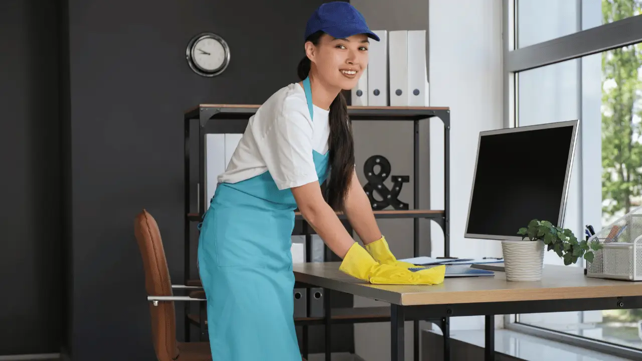 Serwis sprzątający w biurze – dokładne sprzątanie a ukryte koszty taniej firmy sprzątającej