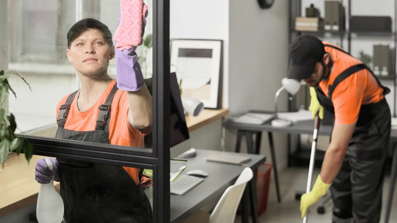 Sprzątanie biura po godzinach, mycie przeszkleń i dokładne odkurzanie podłogi w strefie pracy