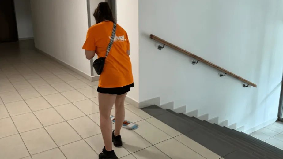 Sprzątanie klatki schodowej we wspólnocie w Lublinie – mycie posadzki na korytarzu