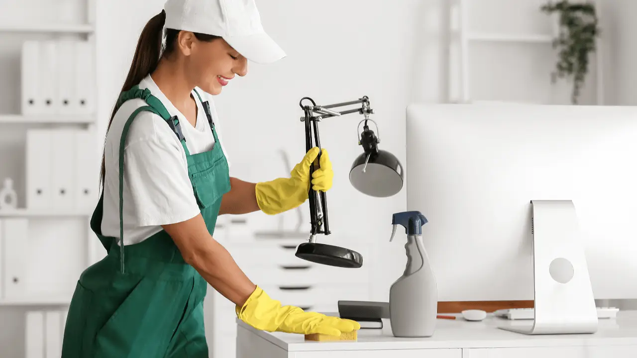 Sprzątanie stanowiska pracy w biurze, czyszczenie biurka i sprzętu komputerowego