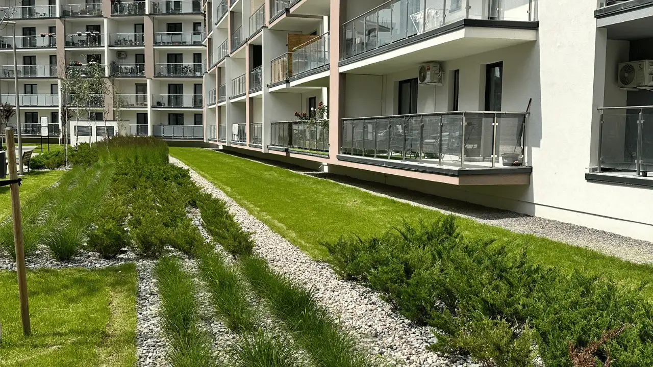 Zadbane tereny zielone przy wspólnocie mieszkaniowej – utrzymanie części wspólnych na zewnątrz