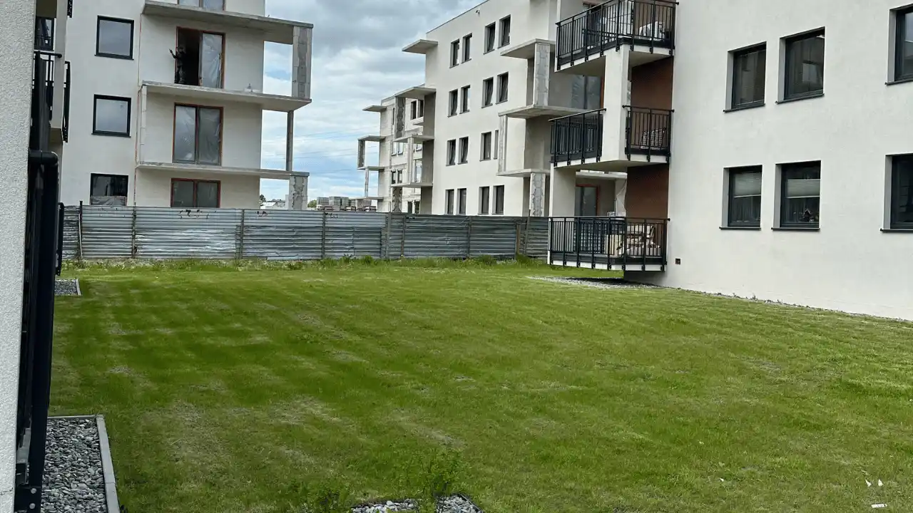 Zadbany trawnik przy budynku – utrzymanie terenów zielonych w części wspólnej