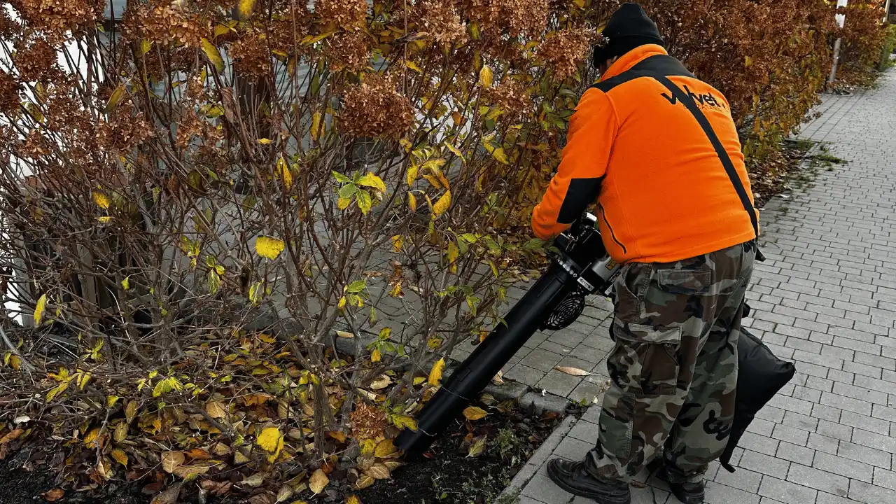 Zbieranie liści przy budynku wspólnoty w Lublinie – porządkowanie terenu zewnętrznego dmuchawą