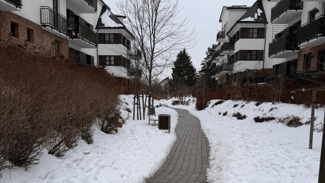 Zimowe utrzymanie osiedla – odśnieżone dojścia i bezpieczeństwo mieszkańców wspólnoty