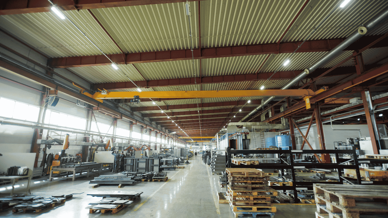 Wnętrze hali produkcyjnej z suwnicą i liniami technologicznymi