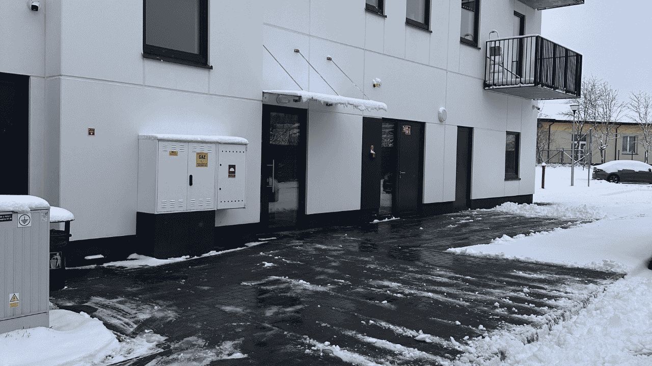 Odśnieżony parking i wejście do budynku firmowego w sezonie zimowym