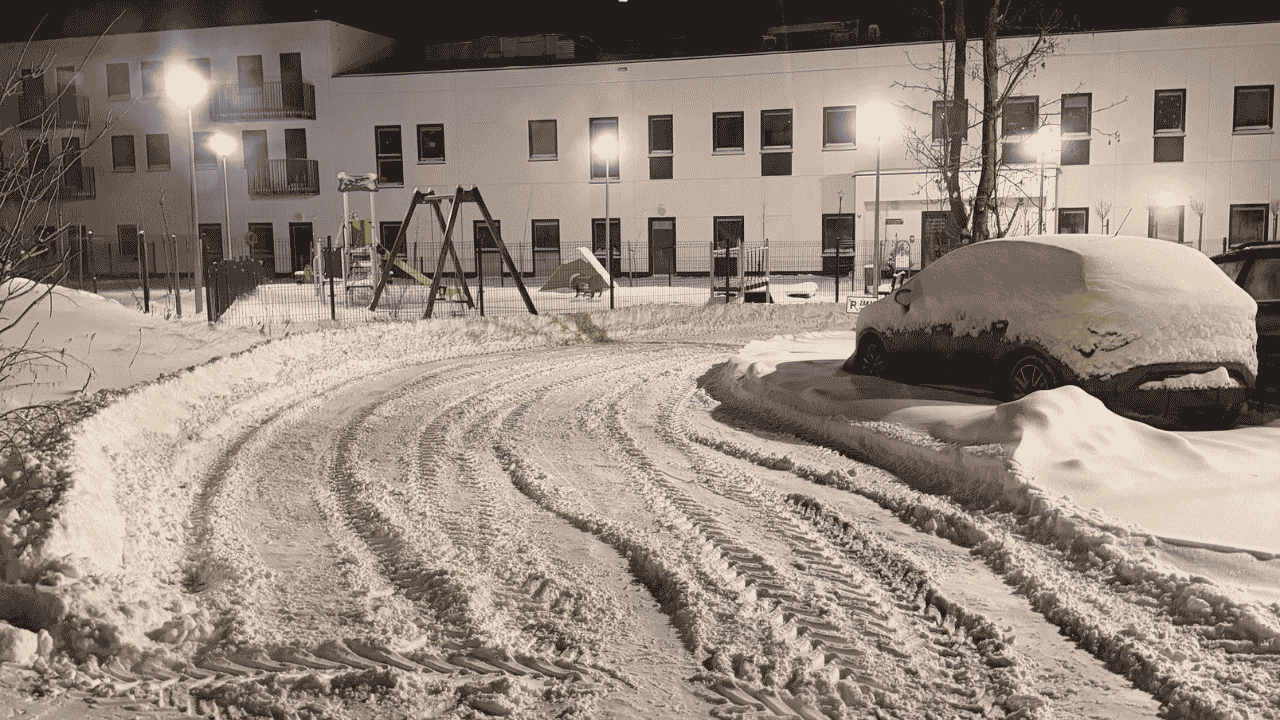 Parking firmowy przy budynku mieszkalnym po intensywnych opadach śniegu