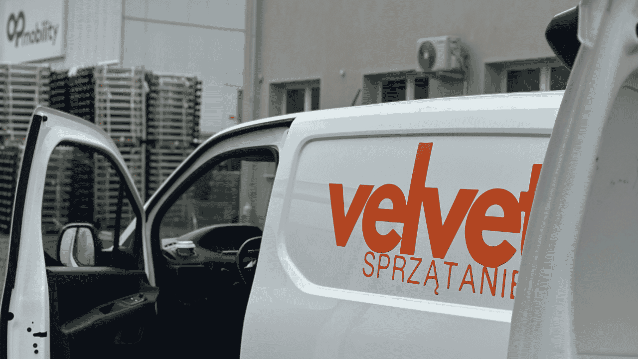 Samochód firmowy Velvet Sprzątanie podczas obsługi porządkowej obiektu