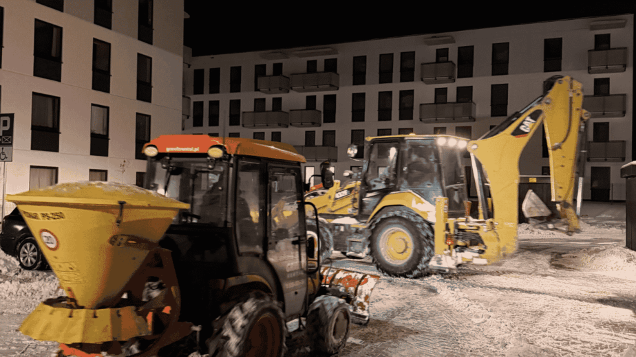 Zimowe utrzymanie terenu osiedla z użyciem ciągnika, pługu i posypywarki