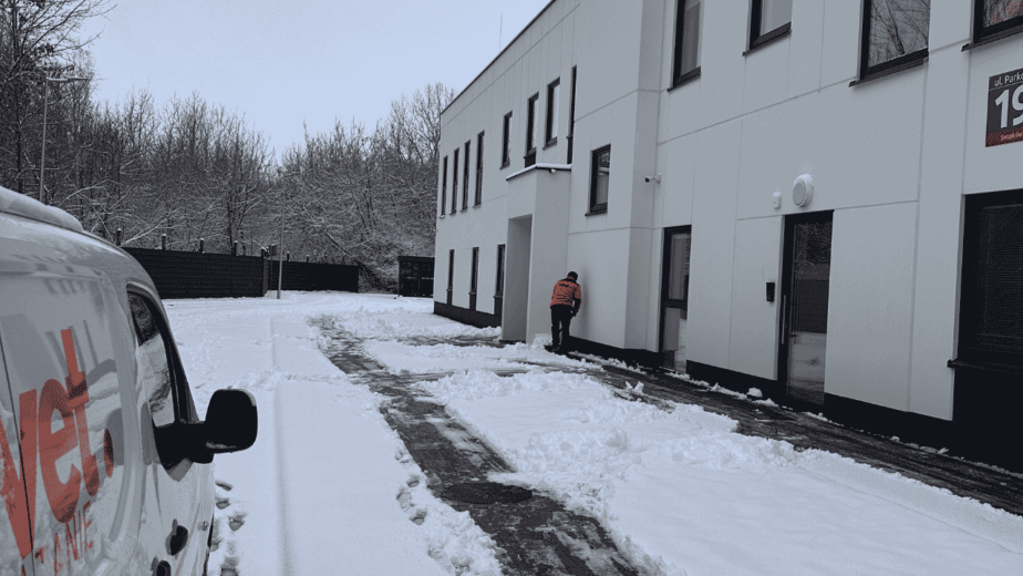 Zimowe utrzymanie terenu zewnętrznego wokół budynku
