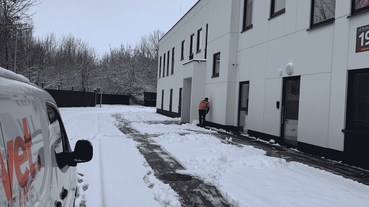 Zimowe utrzymanie terenu zewnętrznego wokół budynku