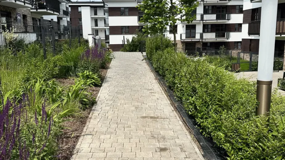 Całoroczne utrzymanie terenów zewnętrznych przy wspólnocie mieszkaniowej