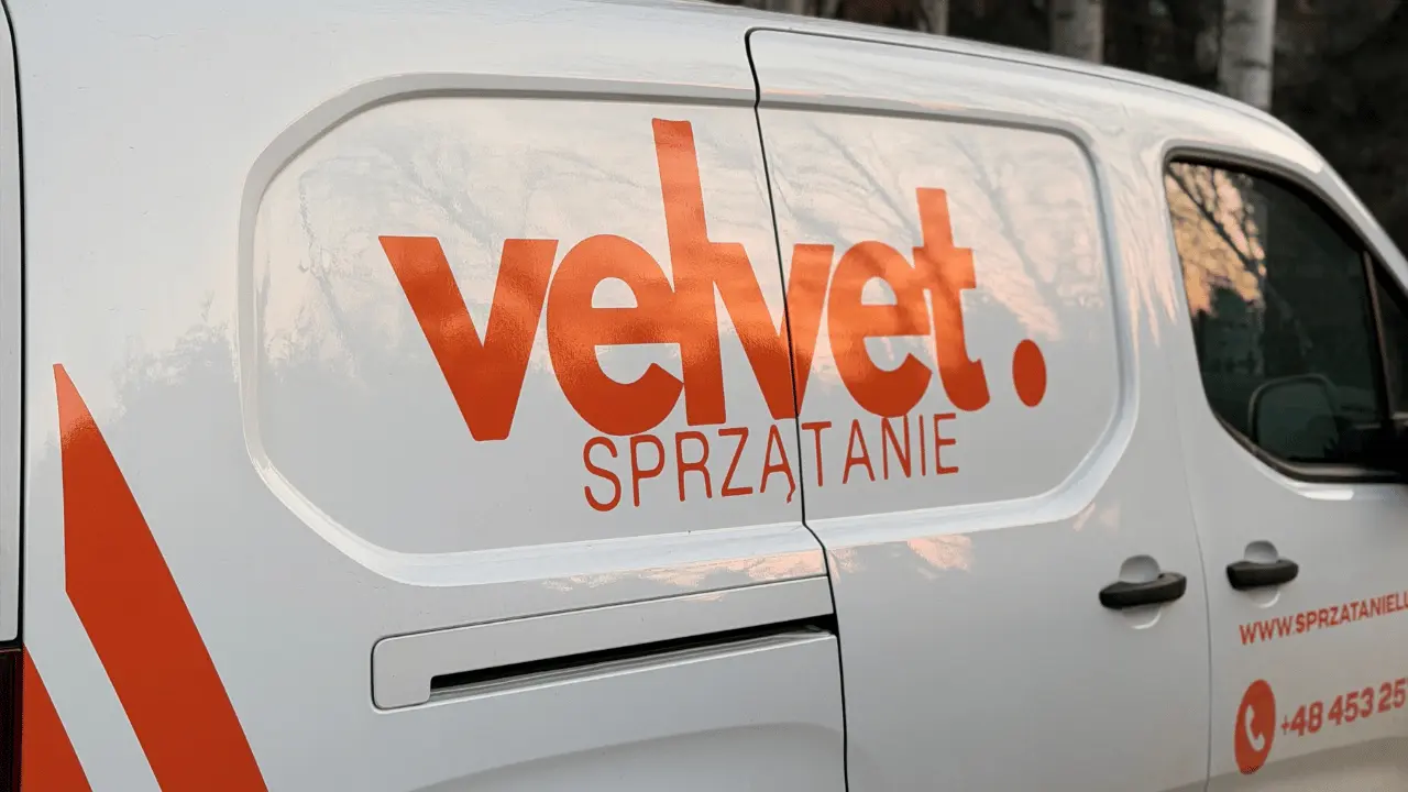 Logo Velvet Sprzątanie na samochodzie serwisowym firmy sprzątającej obsługującej klientów biznesowych