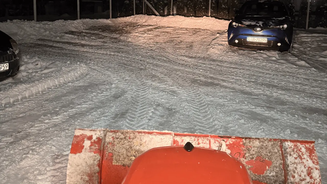 Mechaniczne odśnieżanie parkingu i dróg wewnętrznych przy nieruchomości