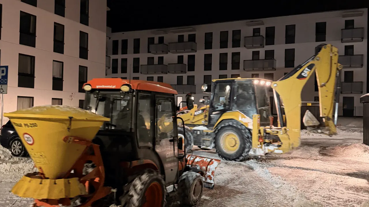 Mechaniczne odśnieżanie parkingu osiedlowego przy budynkach mieszkalnych