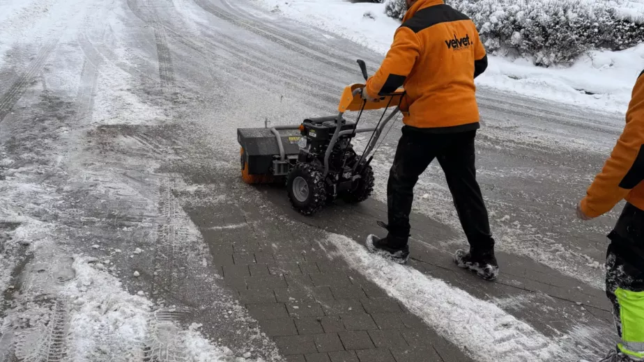 Odśnieżanie chodnika i drogi osiedlowej przy użyciu szczotki mechanicznej