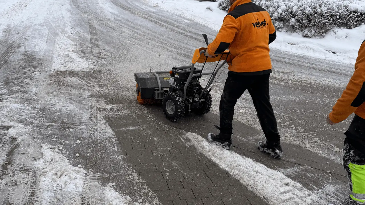 Odśnieżanie chodnika i drogi osiedlowej przy użyciu szczotki mechanicznej