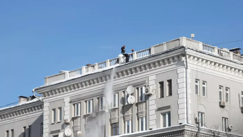 Odśnieżanie dachu płaskiego na budynku wielorodzinnym