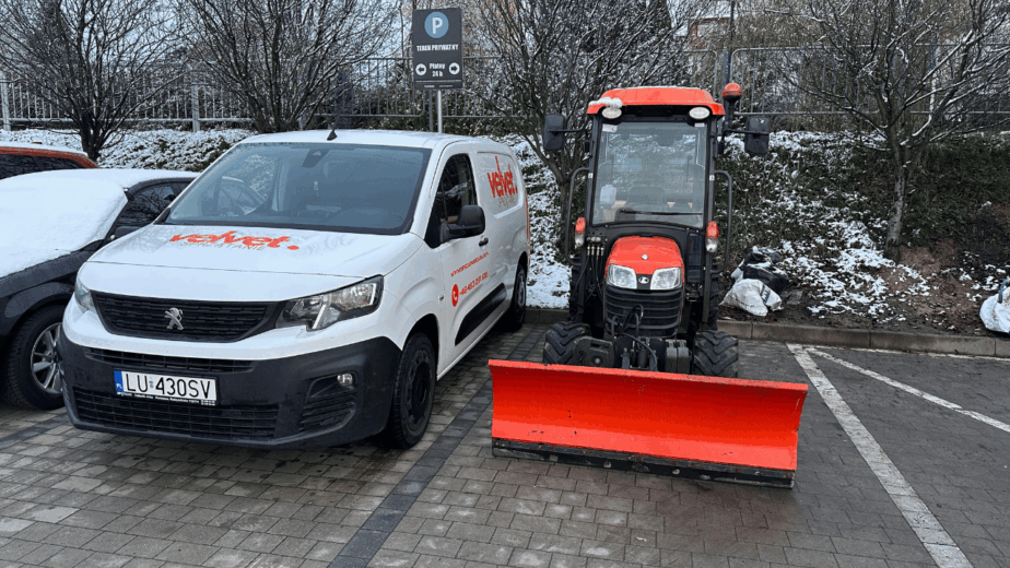 Samochód Velvet Sprzątanie i traktor z pługiem przygotowane do mechanicznego odśnieżania parkingu