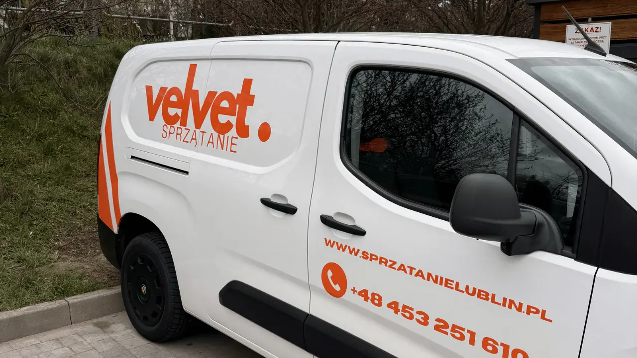 Samochód Velvet Sprzątanie podczas realizacji usług utrzymania terenów zewnętrznych przy firmach i obiektach komercyjnych