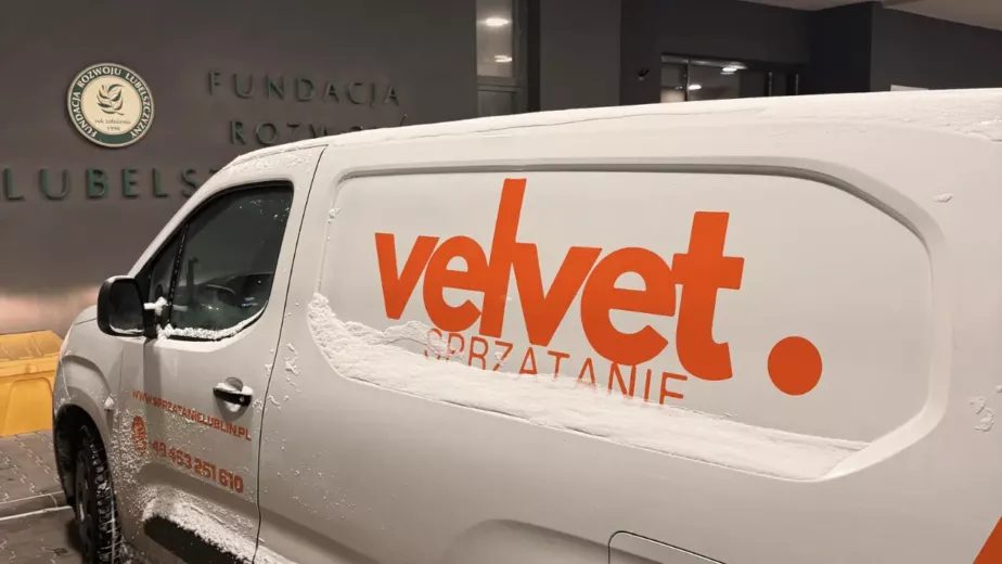Samochód Velvet Sprzątanie podczas zimowej obsługi nieruchomości