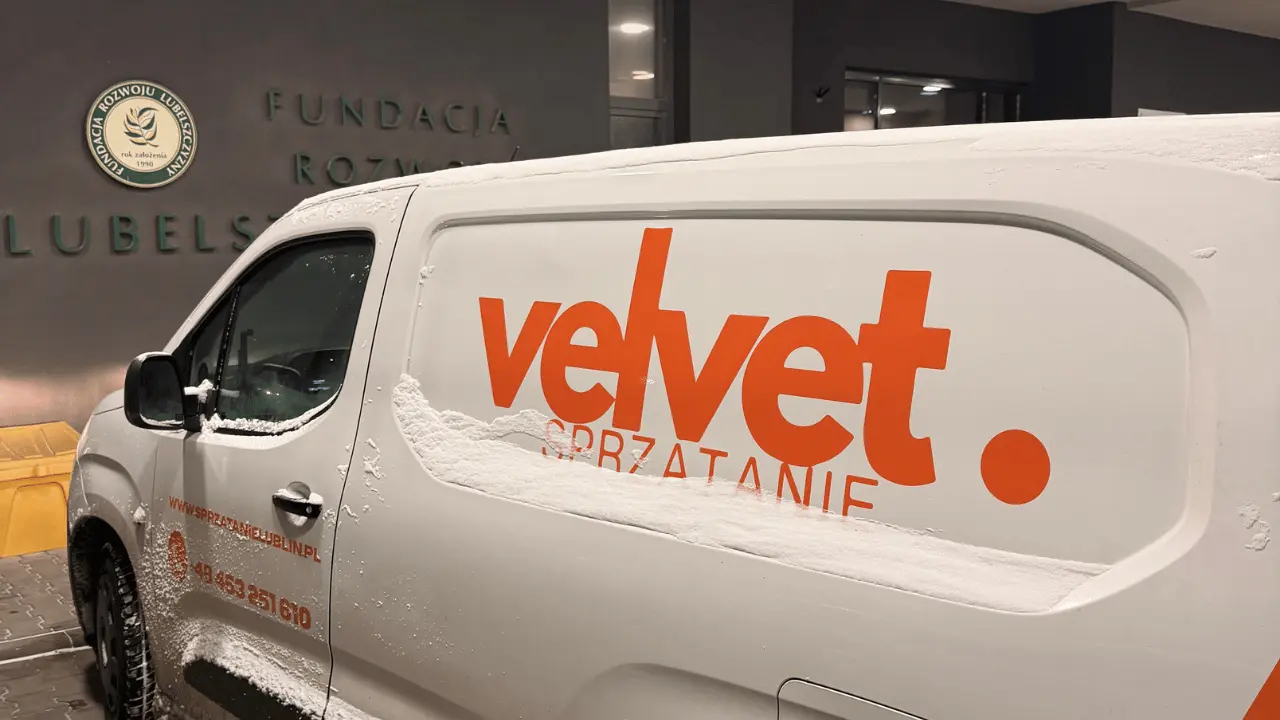Samochód Velvet Sprzątanie podczas zimowej obsługi nieruchomości