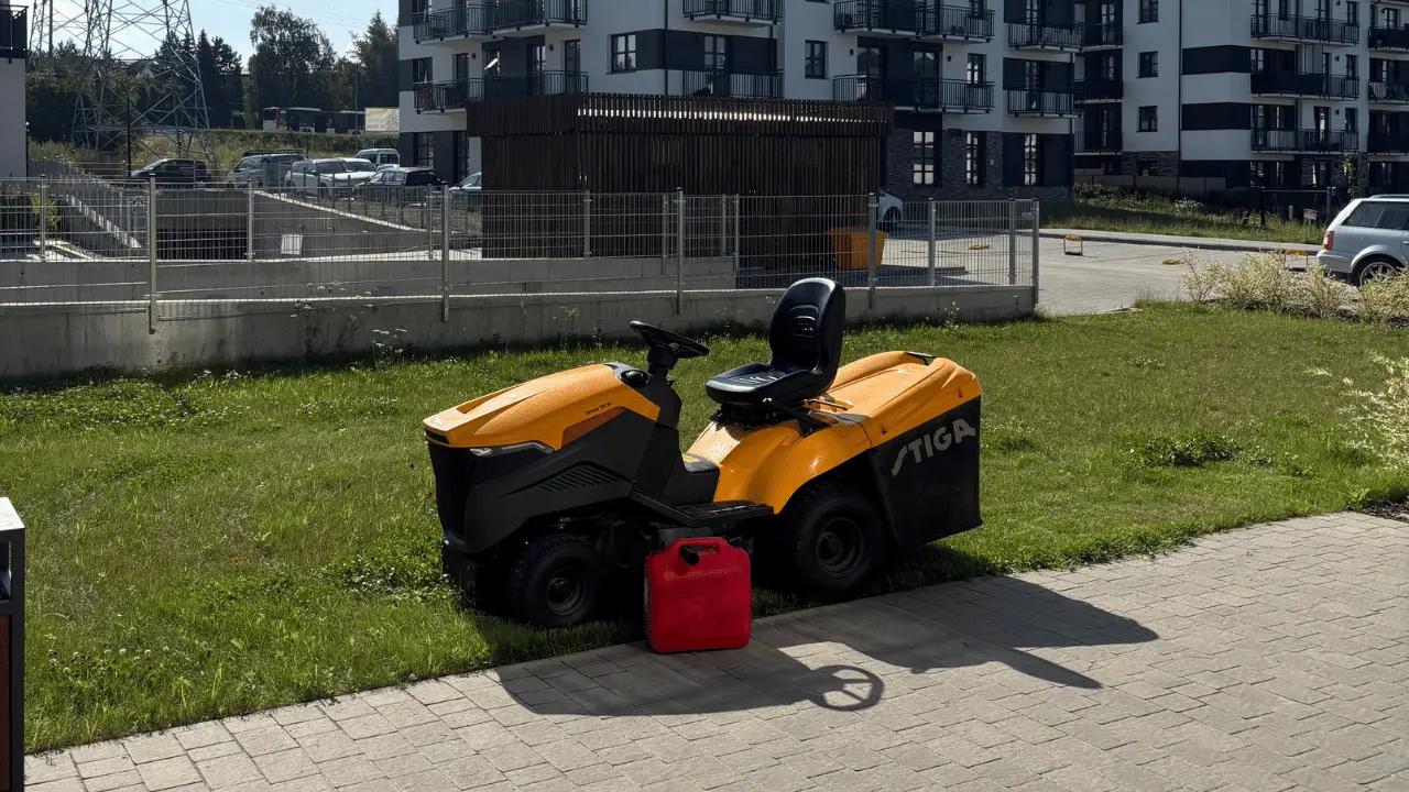 Traktorek ogrodowy przygotowany do koszenia trawy przy wspólnocie mieszkaniowej