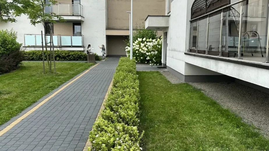 Utrzymanie terenów zielonych, chodnika i nasadzeń przy osiedlu